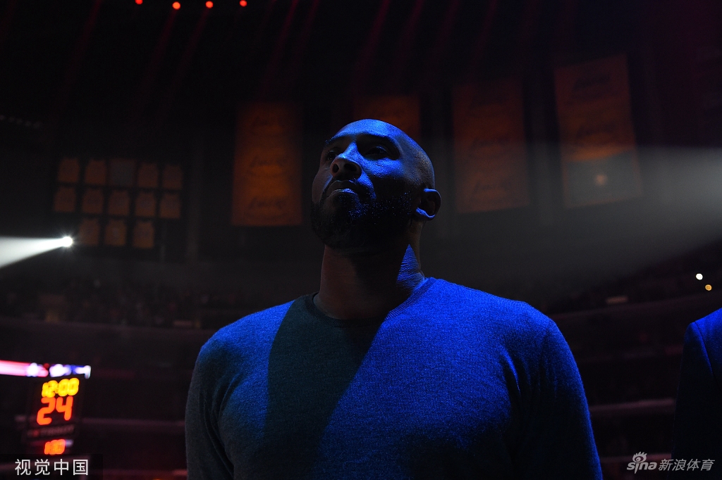 永远的曼巴！两年前的今天科比携女儿观战湖人