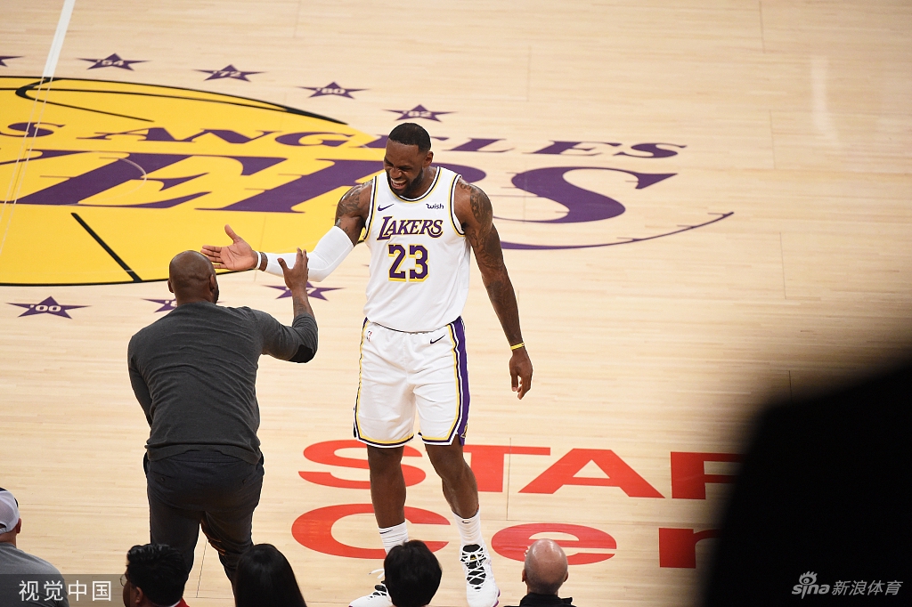 永远的曼巴！两年前的今天科比携女儿观战湖人