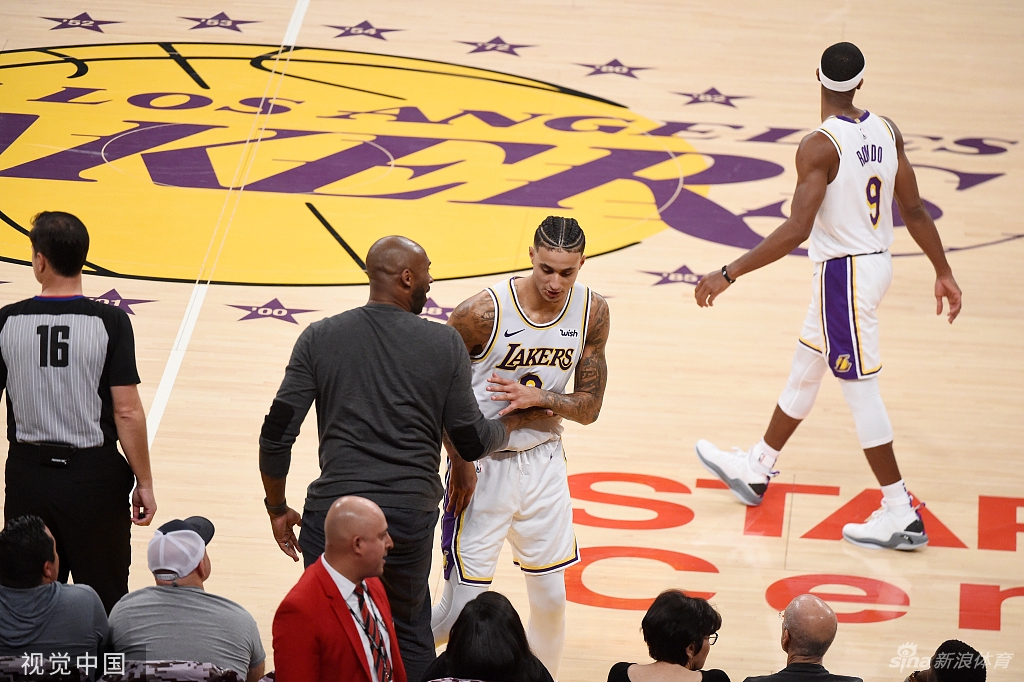 永远的曼巴！两年前的今天科比携女儿观战湖人