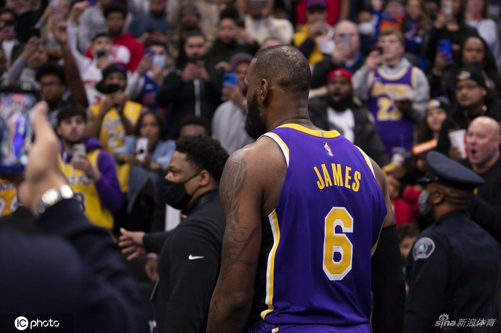 湖人活塞大规模冲突！詹姆斯肘击对手被驱逐