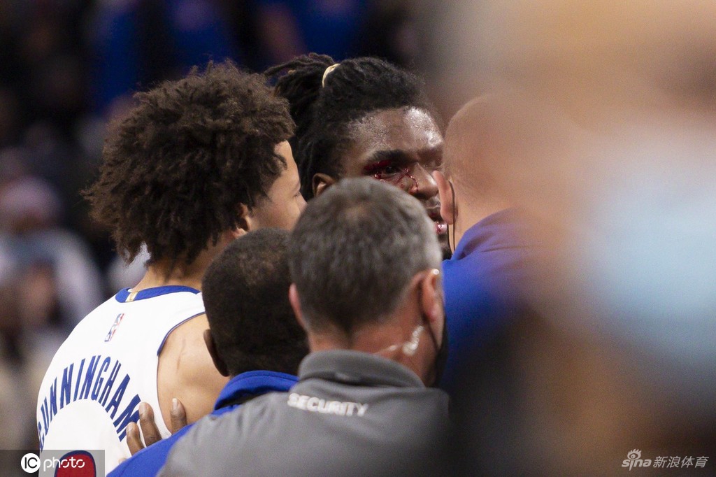 湖人活塞大规模冲突！詹姆斯肘击对手被驱逐