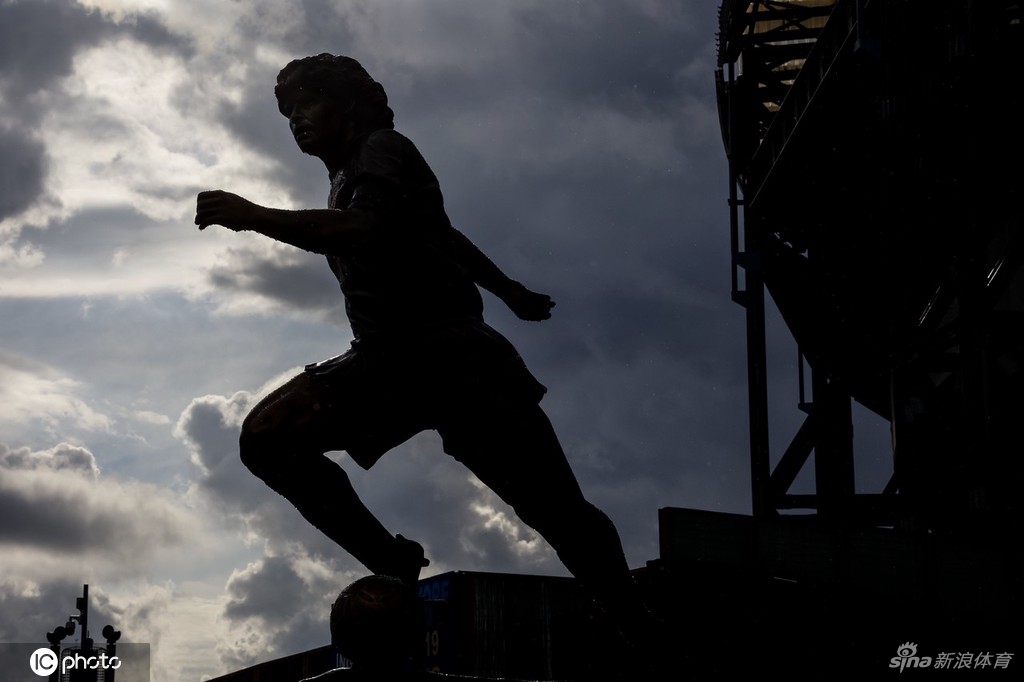 那不勒斯主场揭幕马拉多纳雕像