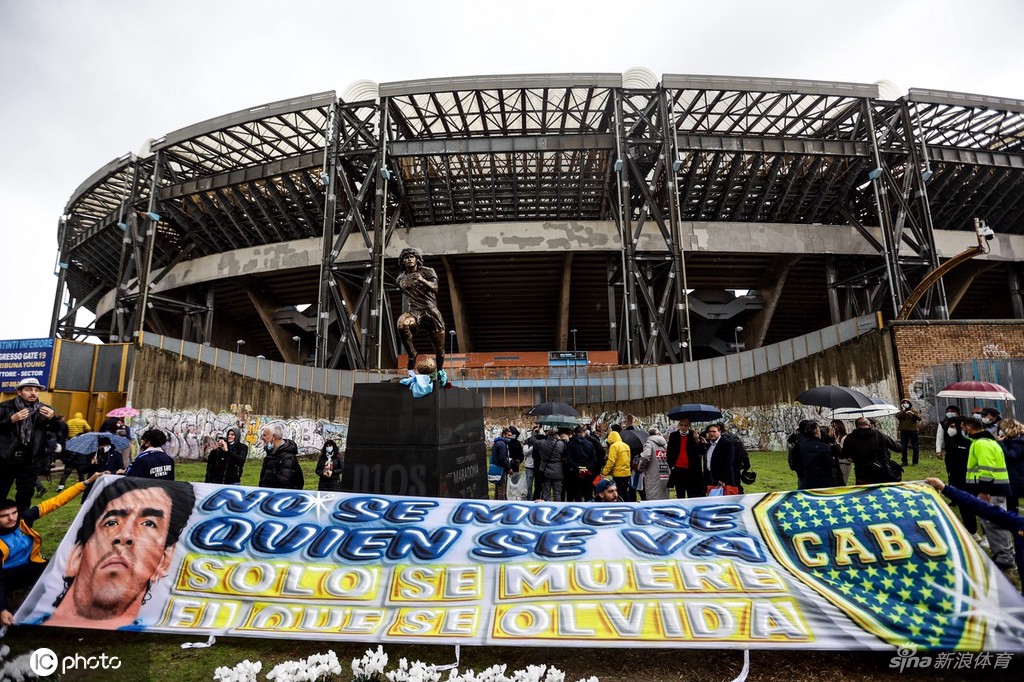 那不勒斯主场揭幕马拉多纳雕像