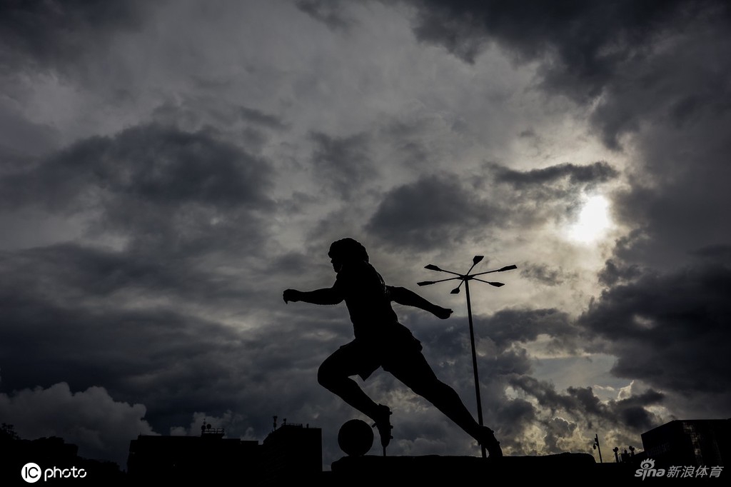 那不勒斯主场揭幕马拉多纳雕像