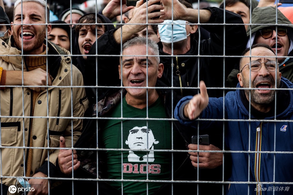 那不勒斯主场揭幕马拉多纳雕像