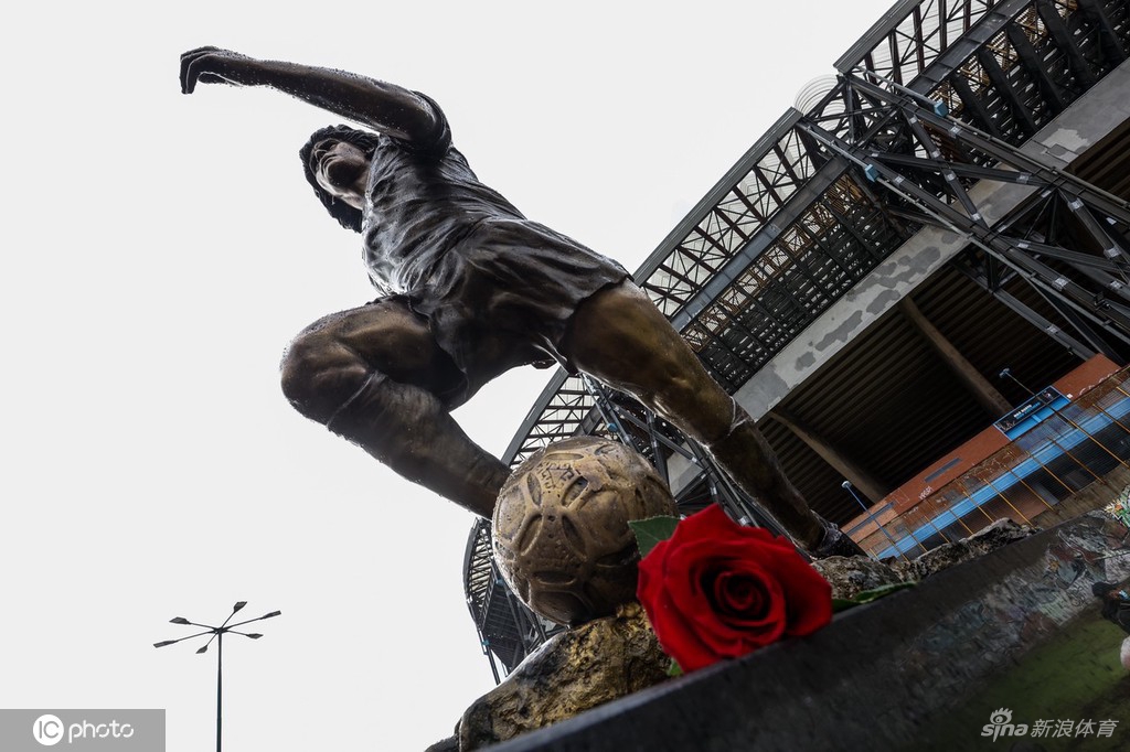 那不勒斯主场揭幕马拉多纳雕像