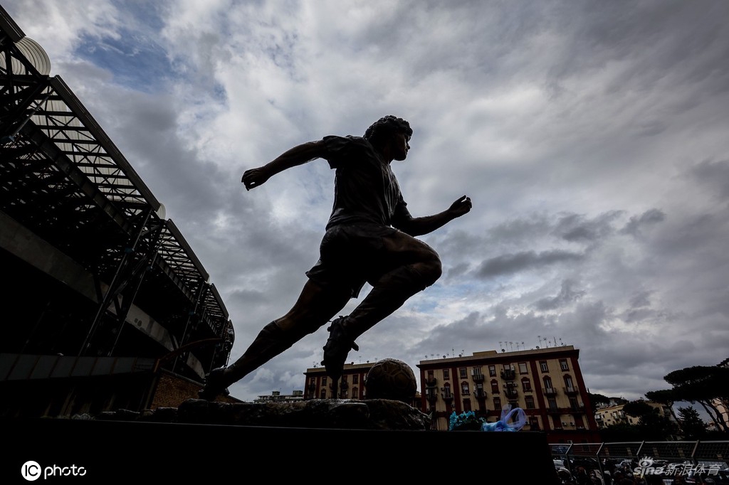 那不勒斯主场揭幕马拉多纳雕像