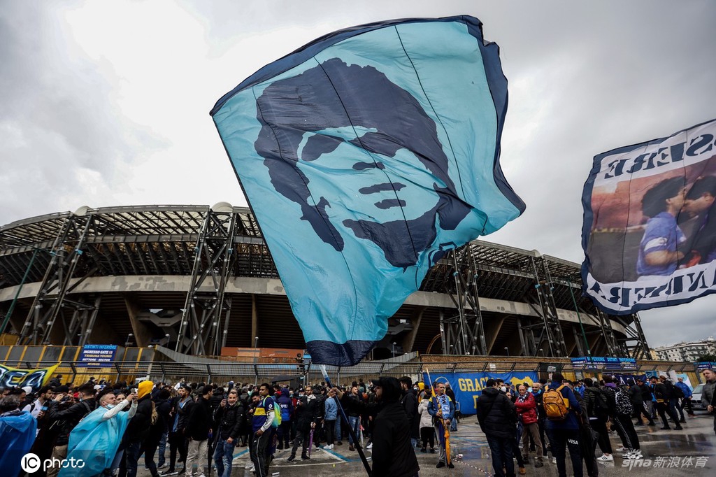 那不勒斯主场揭幕马拉多纳雕像