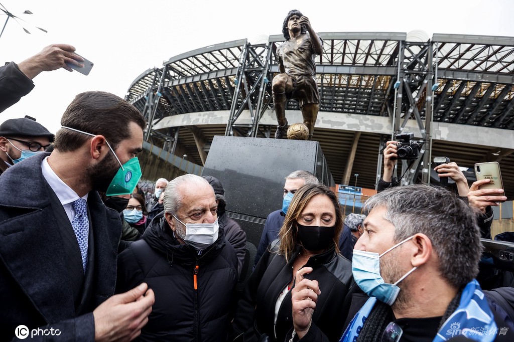 那不勒斯主场揭幕马拉多纳雕像