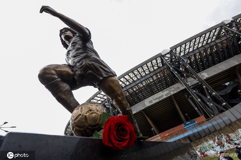 那不勒斯主场揭幕马拉多纳雕像