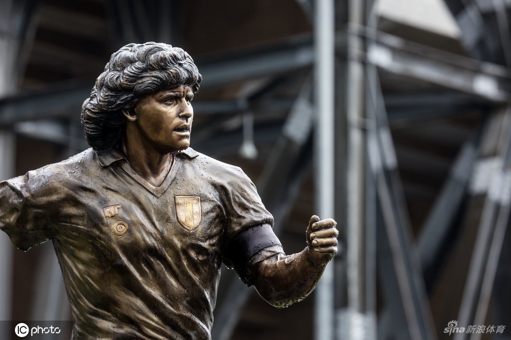 那不勒斯主场揭幕马拉多纳雕像