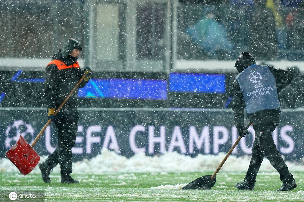 大雪逼停欧冠小组赛比赛 亚特兰大主场一片白茫茫