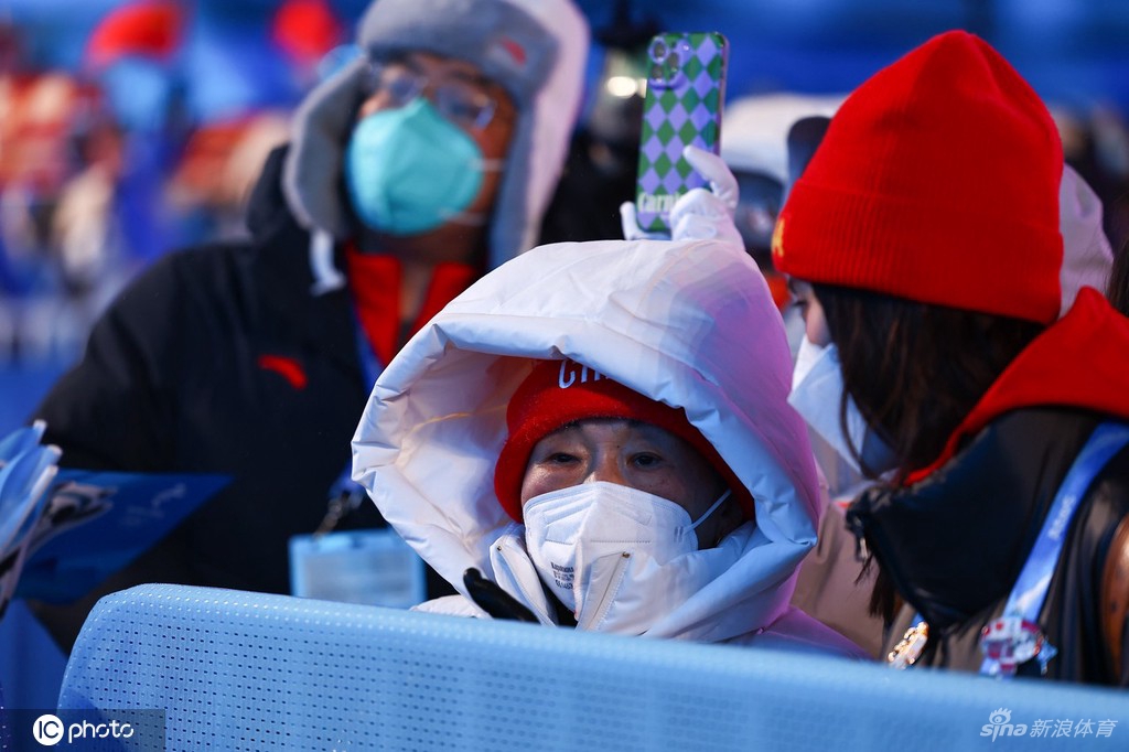 姥姥和妈妈现场见证谷爱凌获颁第二金