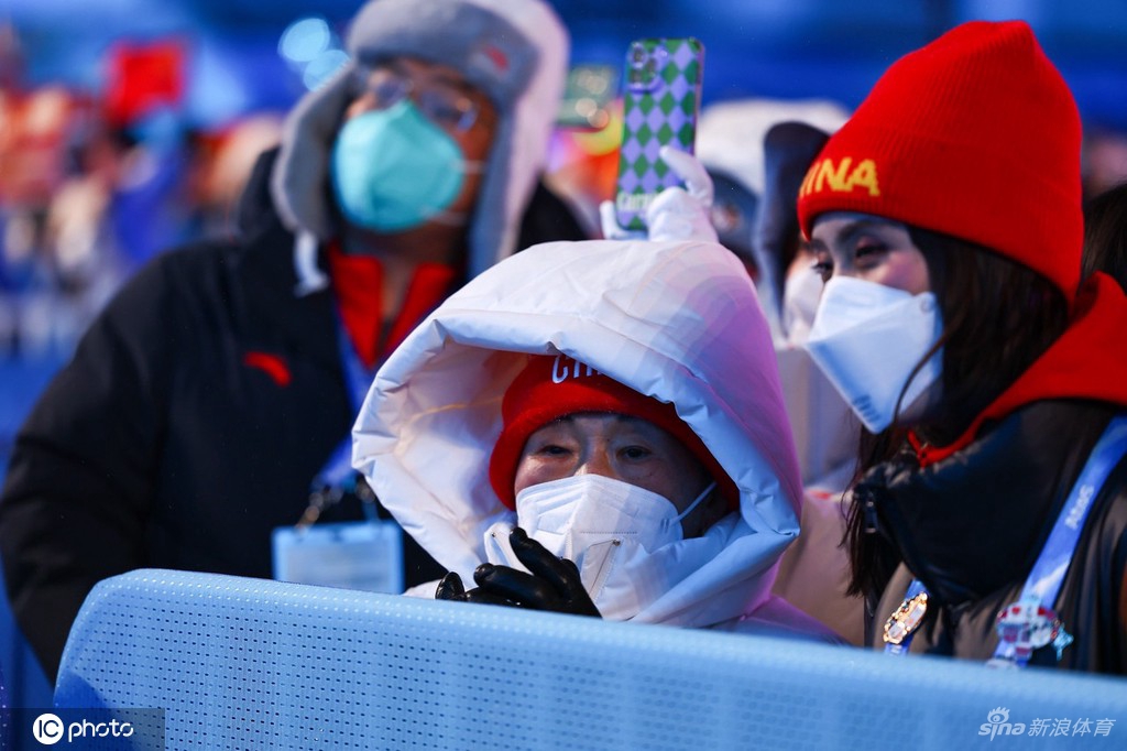 姥姥和妈妈现场见证谷爱凌获颁第二金