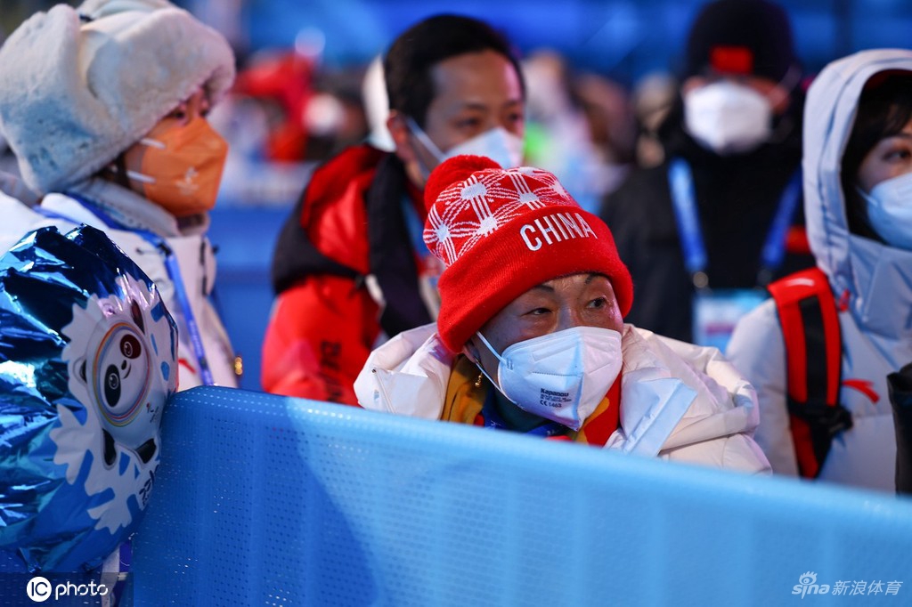 姥姥和妈妈现场见证谷爱凌获颁第二金