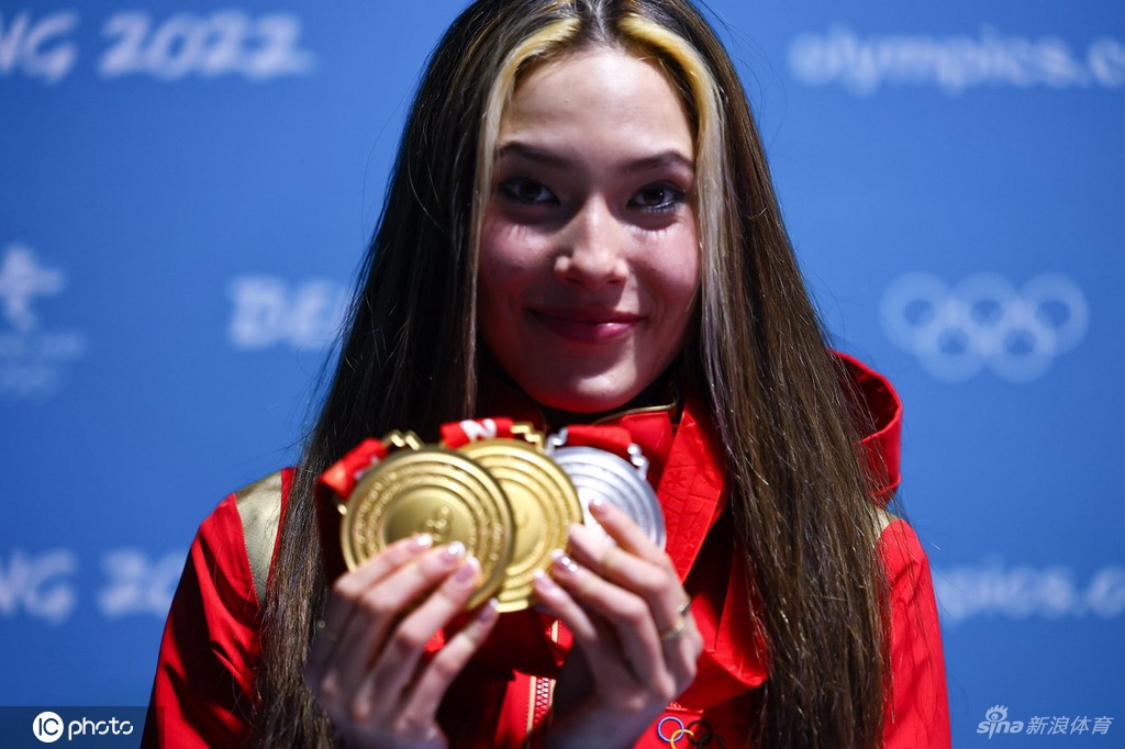 冬奥完美收官！谷爱凌展示2金1银