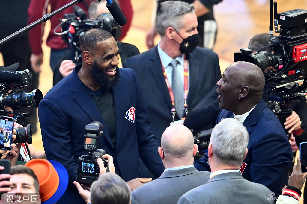 巨星面对面！乔丹与詹姆斯相拥交谈