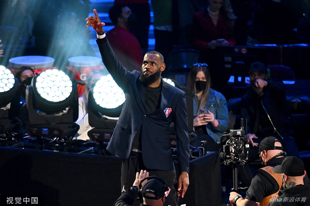 乔丹领衔75大球星亮相全明星赛