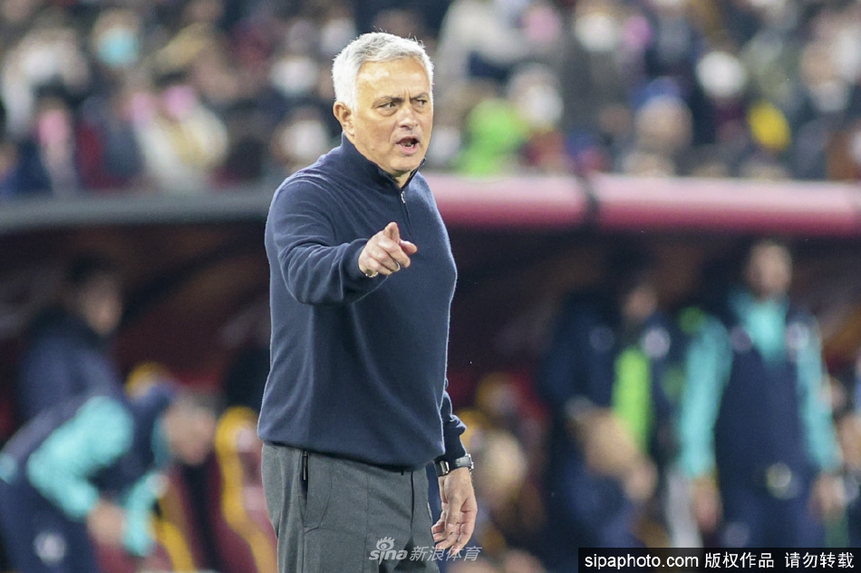 穆里尼奥因“打电话手势”被禁赛2场 罚款2万欧