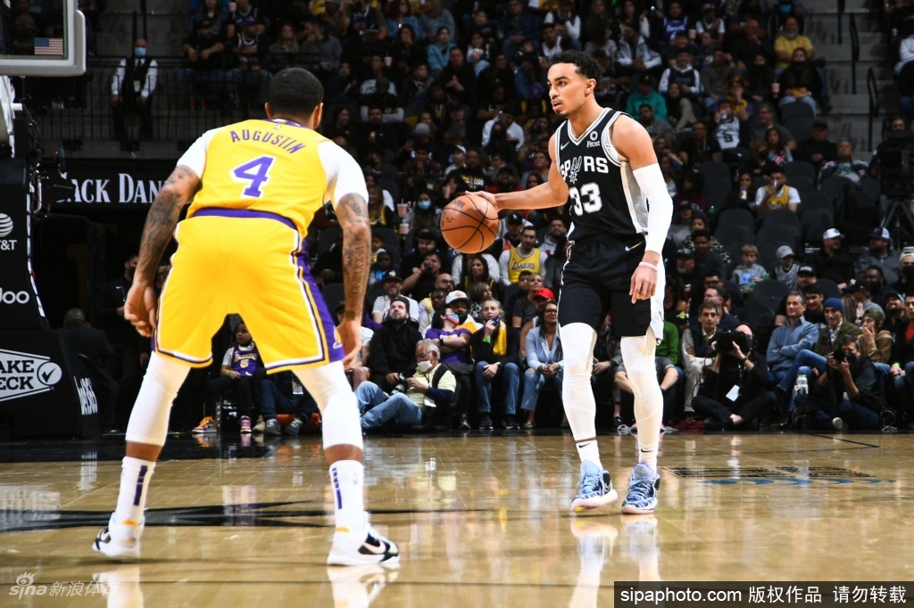 [NBA]湖人110-117马刺 威少空砍17+10