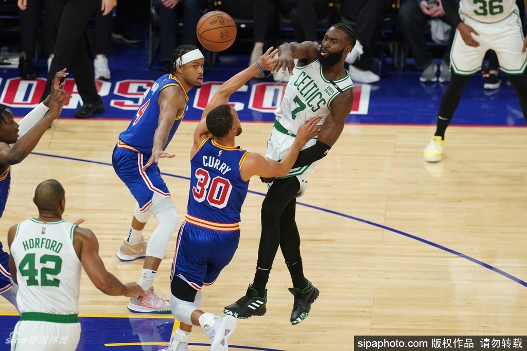 [NBA]凯尔特人110-88勇士 库里受伤离场只得3分