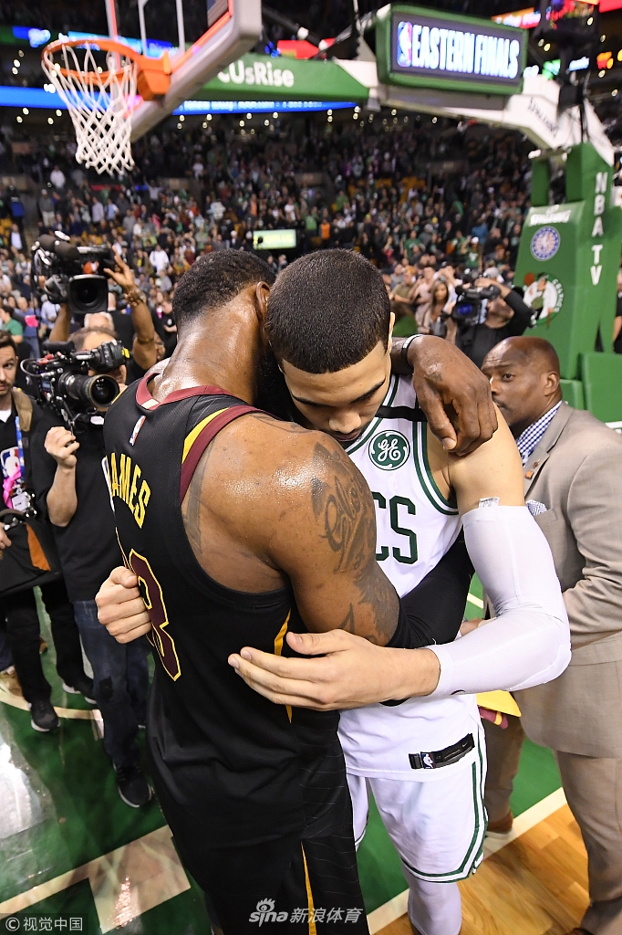 詹姆斯送别塔图姆