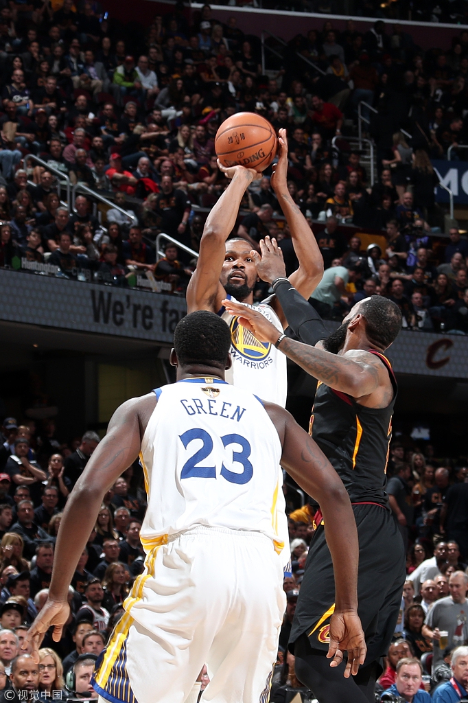 杜兰特迎着詹皇飚三分