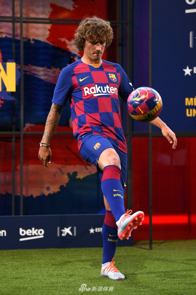 格列兹曼正式亮相巴萨 身披17号球衣