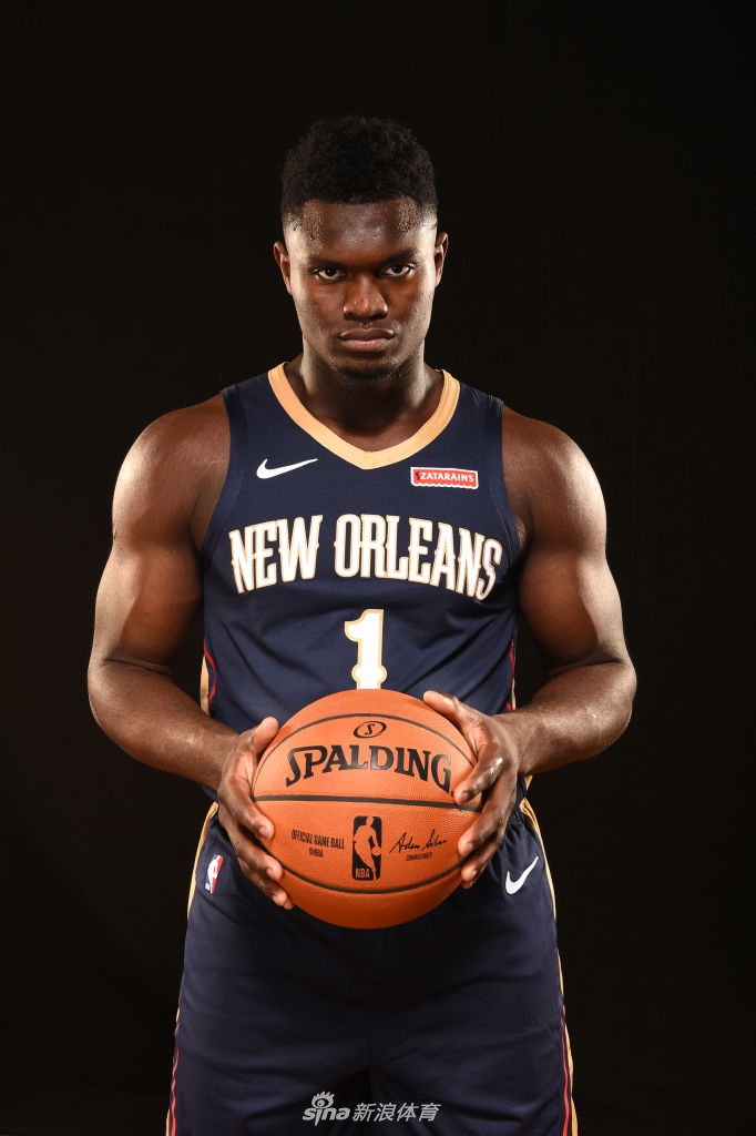 状元秀锡安引领2019新秀拍球衣写真