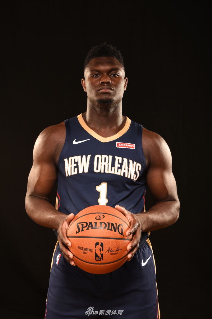 状元秀锡安引领2019新秀拍球衣写真