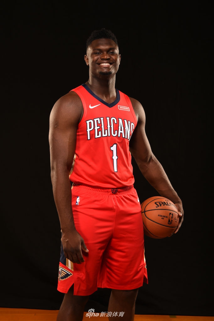 状元秀锡安引领2019新秀拍球衣写真