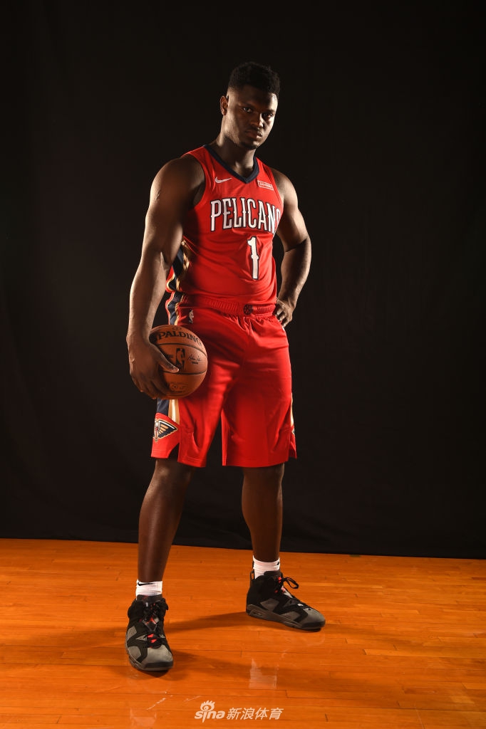 状元秀锡安引领2019新秀拍球衣写真