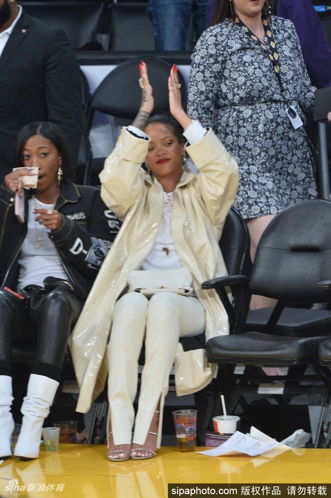 蕾哈娜现场为詹姆斯加油 手舞足蹈最美的詹蜜