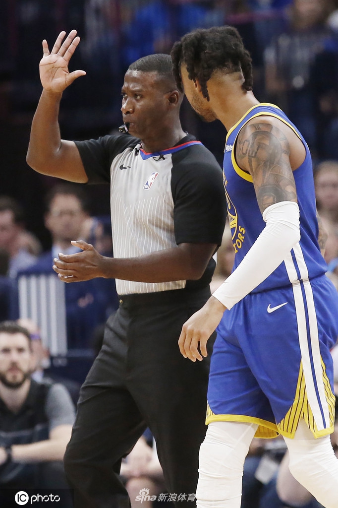 拉塞尔连吃两T被罚下