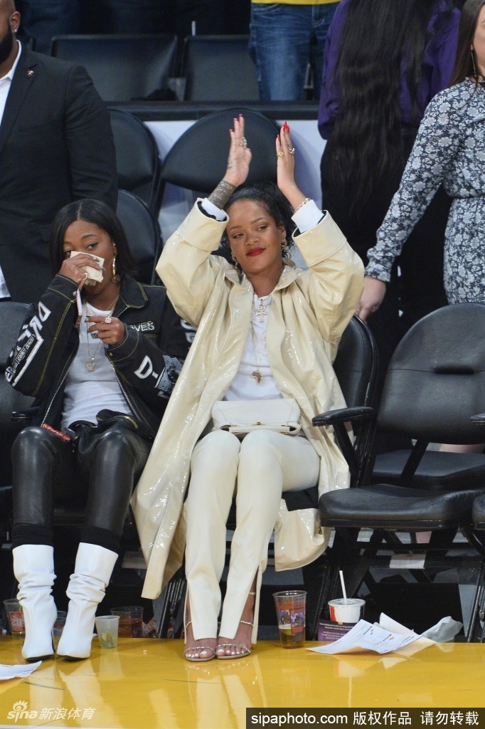 蕾哈娜现场为詹姆斯加油 手舞足蹈最美的詹蜜