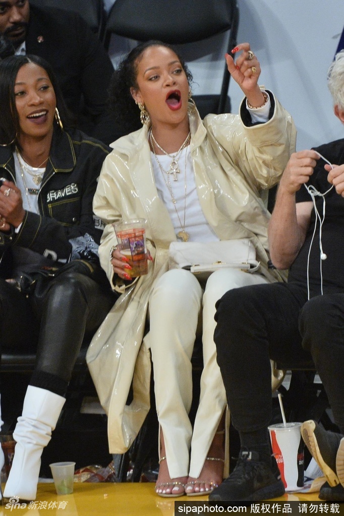 蕾哈娜现场为詹姆斯加油 手舞足蹈最美的詹蜜