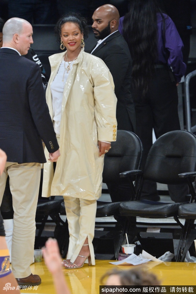 蕾哈娜现场为詹姆斯加油 手舞足蹈最美的詹蜜