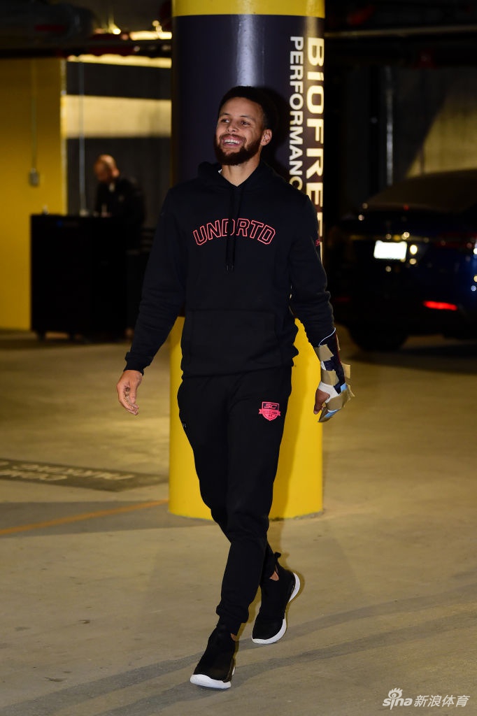 库里亲自辟谣不会赛季报销 明年春天就将复出