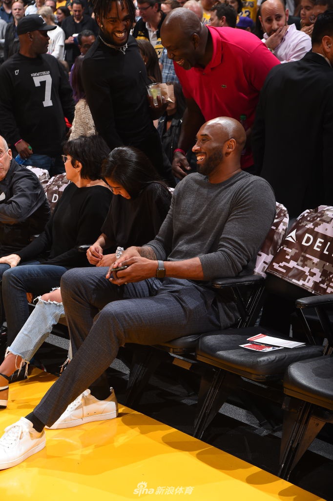 科比现场观战湖人！跟詹姆斯世纪性握手，和魔兽拥抱！
