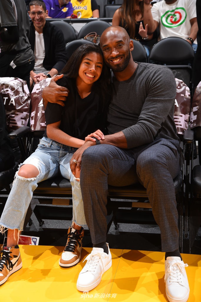 科比现场观战湖人！跟詹姆斯世纪性握手，和魔兽拥抱！