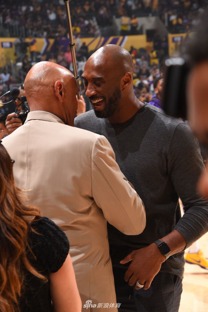 科比现场观战湖人！跟詹姆斯世纪性握手，和魔兽拥抱！