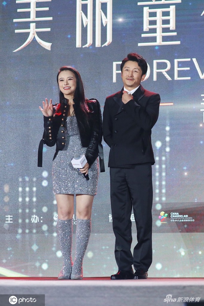 拳王美妻冉莹颖大冷天穿超短裙露美腿