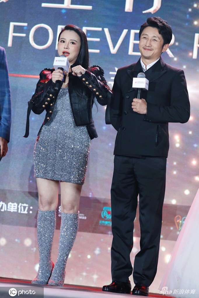 拳王美妻冉莹颖大冷天穿超短裙露美腿