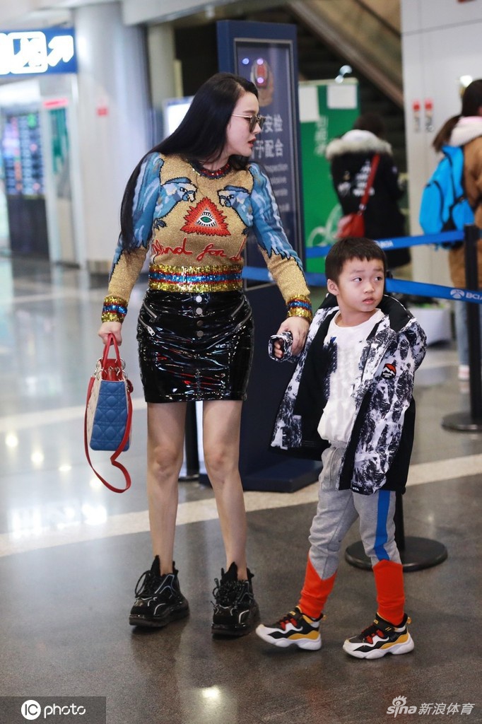 拳王美妻冉莹颖大冷天穿超短裙露美腿