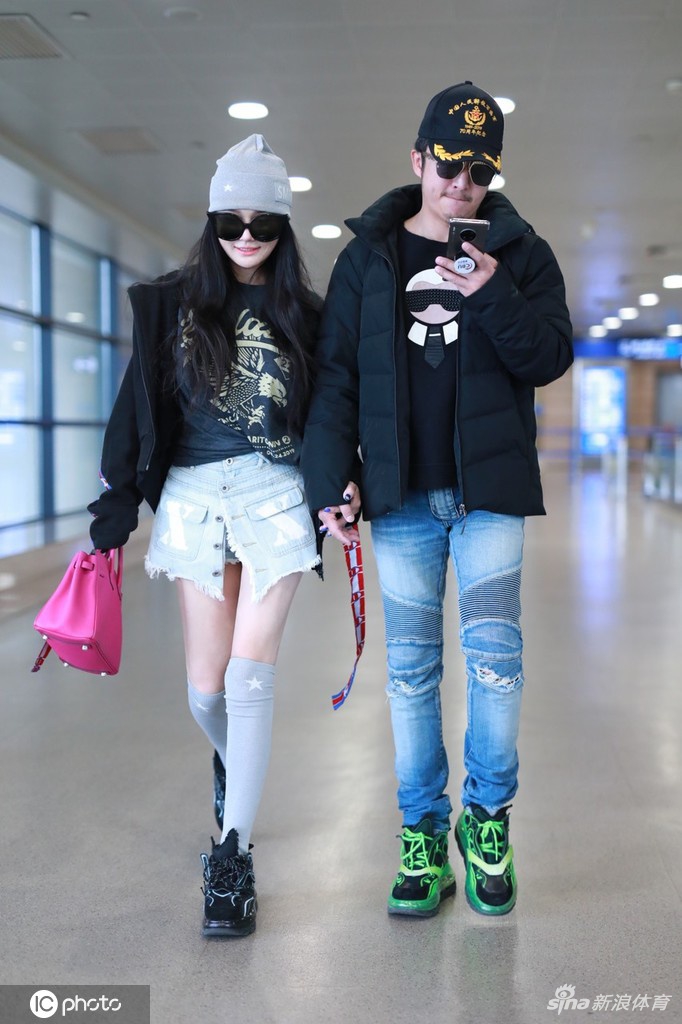 拳王美妻冉莹颖大冷天穿超短裙露美腿