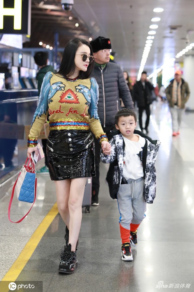 拳王美妻冉莹颖大冷天穿超短裙露美腿