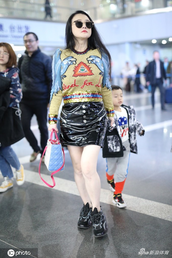 拳王美妻冉莹颖大冷天穿超短裙露美腿