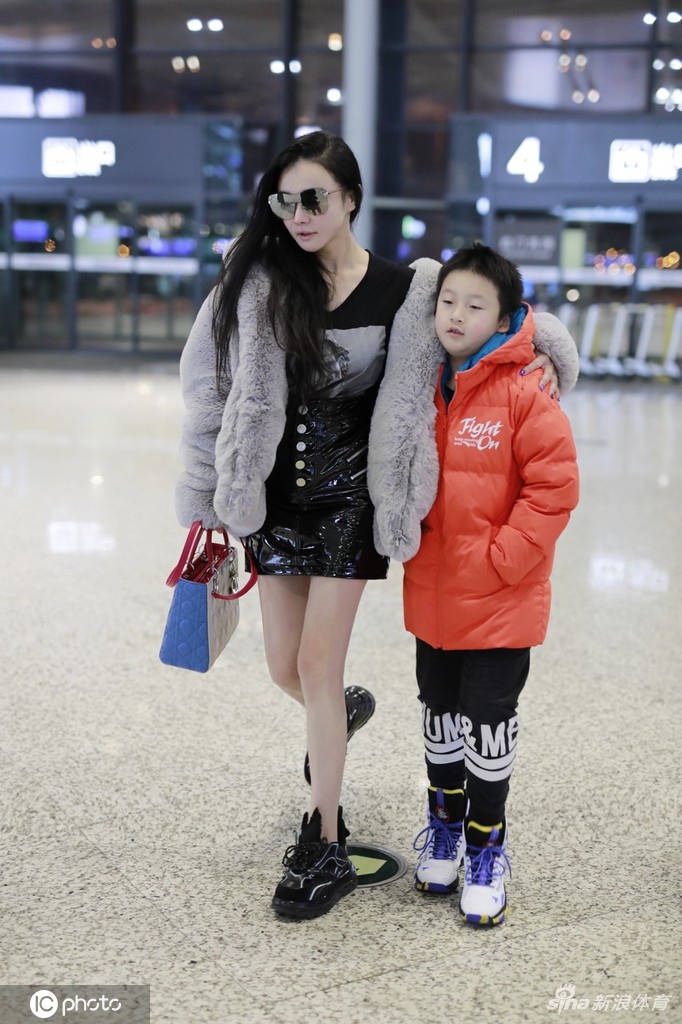 拳王美妻冉莹颖大冷天穿超短裙露美腿