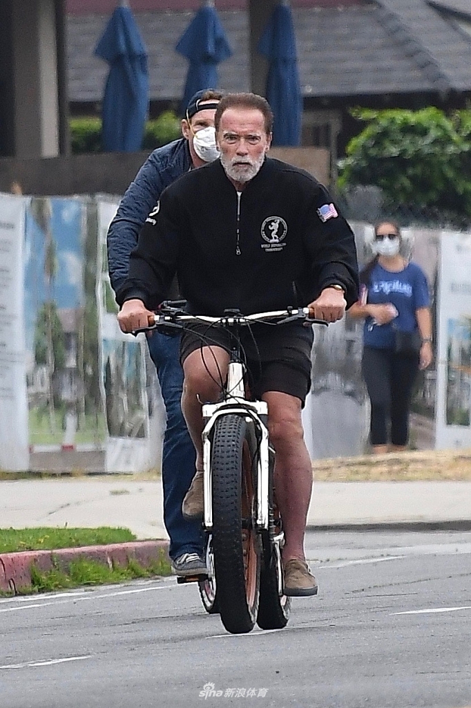 宝刀不老！施瓦辛格打扮时髦骑车健身 伸手比赞似"老顽童"