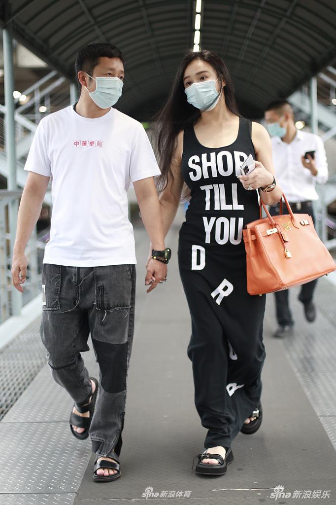 冉莹颖穿黑色背心裙身材苗条 牵手邹市明恩爱十足